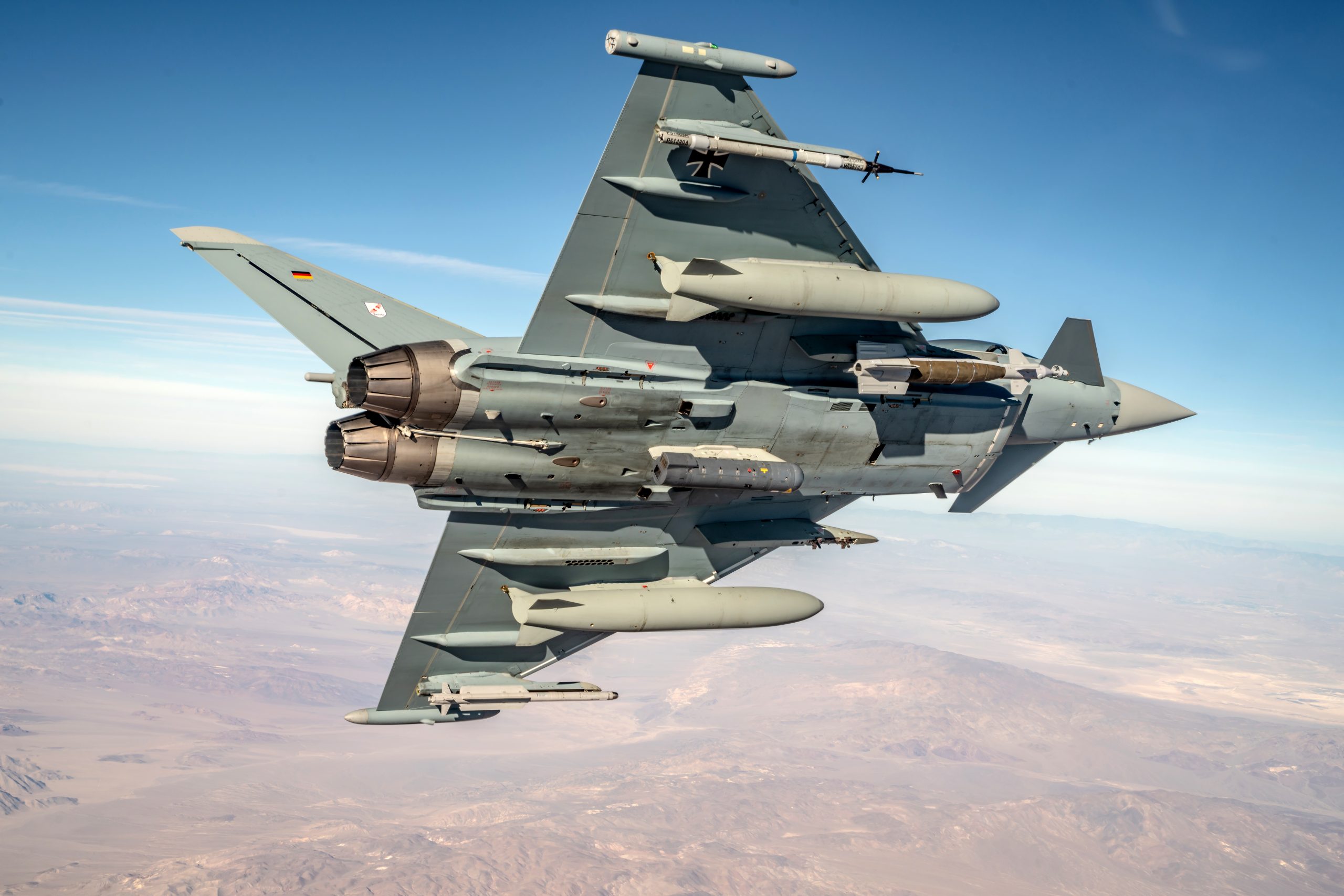 Kampfflugzeug vom Typ Eurofighter mit Lenkbombe GBU-48 (Guided Bomb Unit 48) fliegt im Übungsgebiet im Rahmen der multinationalen Übung Green Flag West, am 08.05.2018. ©Bundeswehr